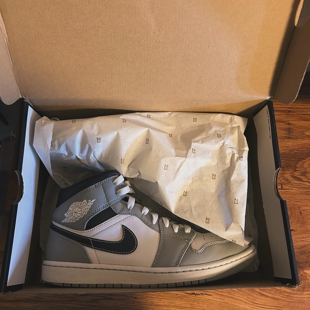 Air Jordan 1 mid “light smoke grey”